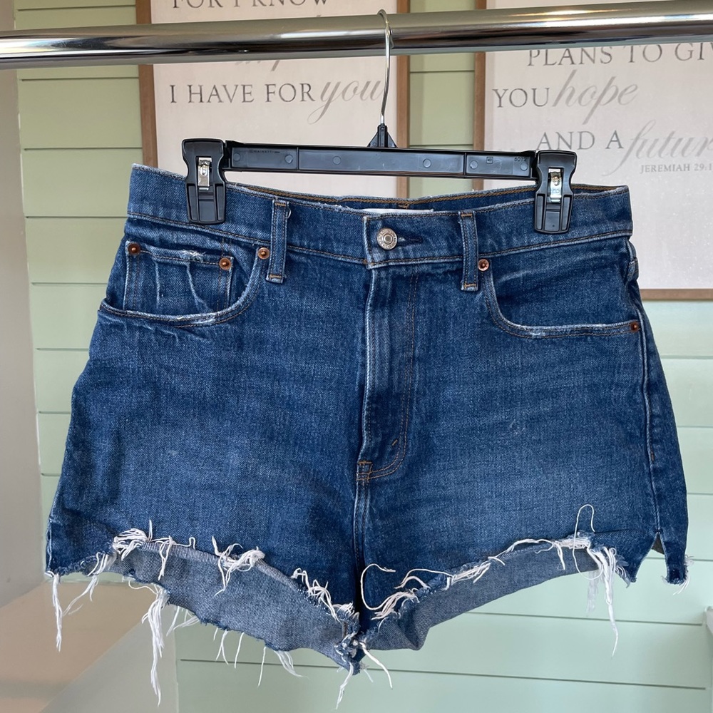 Abercrombie Curve Love High Waisted Mom Short. Distressed.